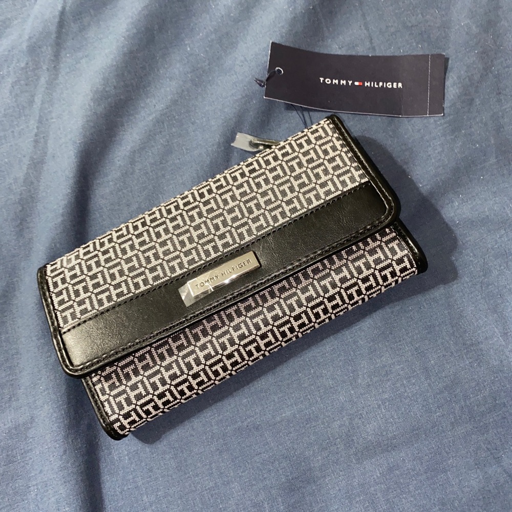 Tommy Hilfiger black women’s wallet